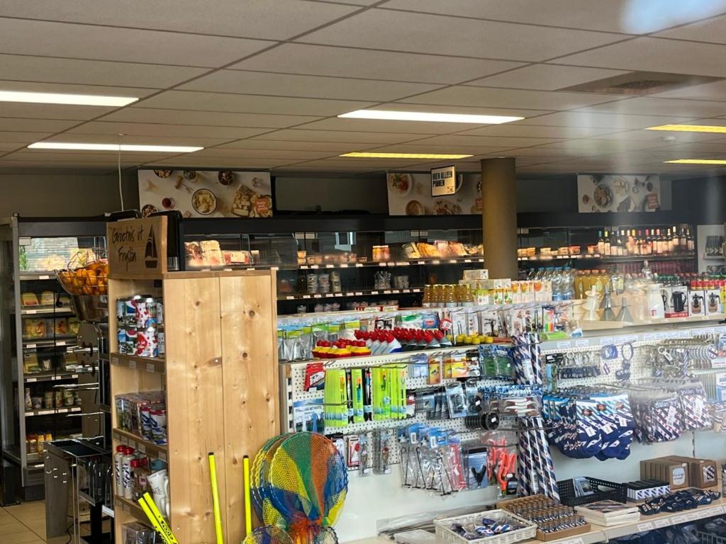 Ervaar 'Fryske Weelde' Op Vijf Sterren Vakantiepark De Kuilart Koudum Buitenkant foto
